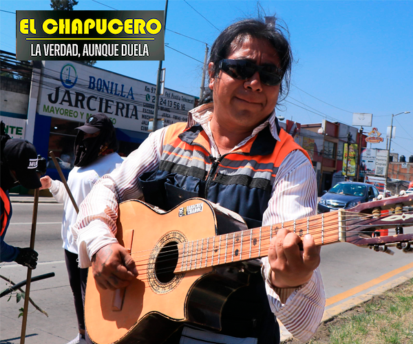 Víctor Moisés Villameraz es músico, pintor y forma parte de cuadrillas de limpieza de Puebla