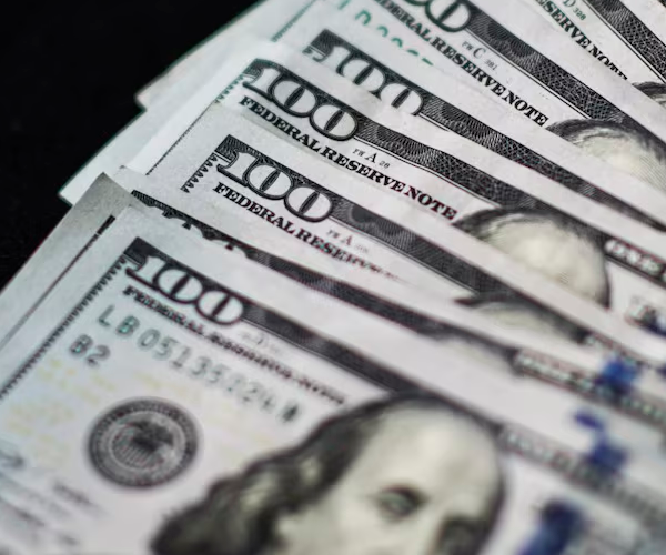 Decisión de tasas de la Fed podría mantener débil al dólar por más tiempo.