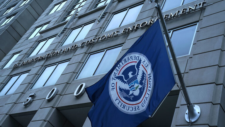 La alarmante cifra de migrantes muertos bajo custodia de ICE en EE.UU.