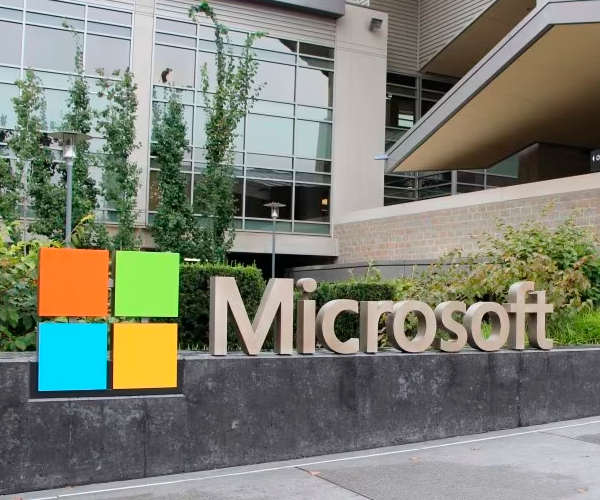 Interrupción de Microsoft paraliza operaciones globales, impacta aerolíneas y comercio.