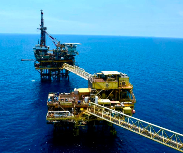 Pemex toca fondo: producción cae 4.52 % en octubre.
