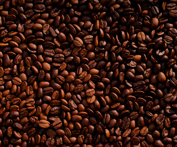 Brasil reduce exportaciones de café en 20%, pero eleva ingresos 27% por precios altos.