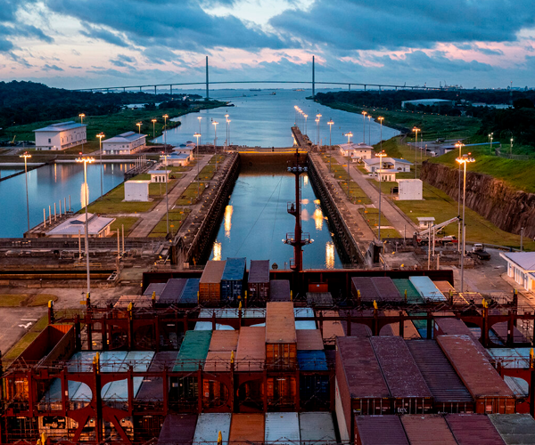 Canal de Panamá entrega aporte récord de 2,965 millones de dólares al fisco.