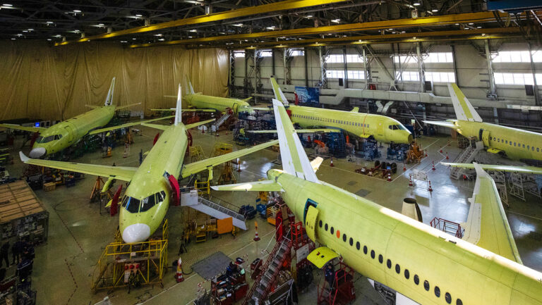 Rusia e India acuerdan fabricar aviones civiles juntos