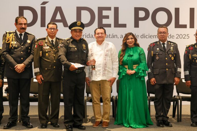 El gobernador de Yucatán Joaquín Díaz Mena reconoce a elementos de la SSP por años de servicio y méritos