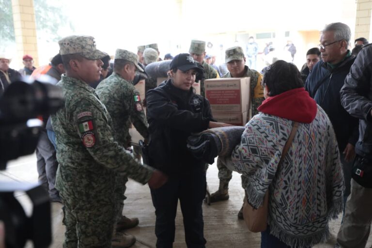 La gobernadora Rocío Nahle lleva «Abrigando Corazones» a comunidades serranas de Acajete en plena temporada invernal
