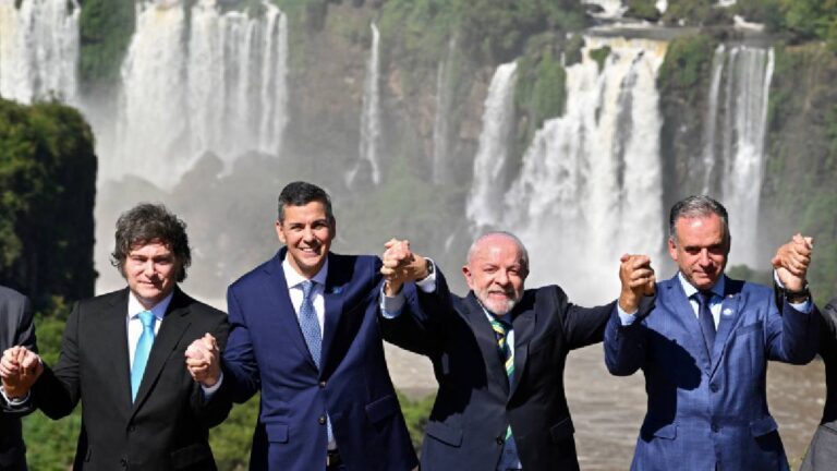 Milei apoya presión de EE.UU. contra Venezuela en cumbre del Mercosur
