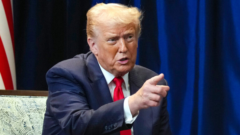 Trump amenaza con aranceles por su plan de anexar Groenlandia