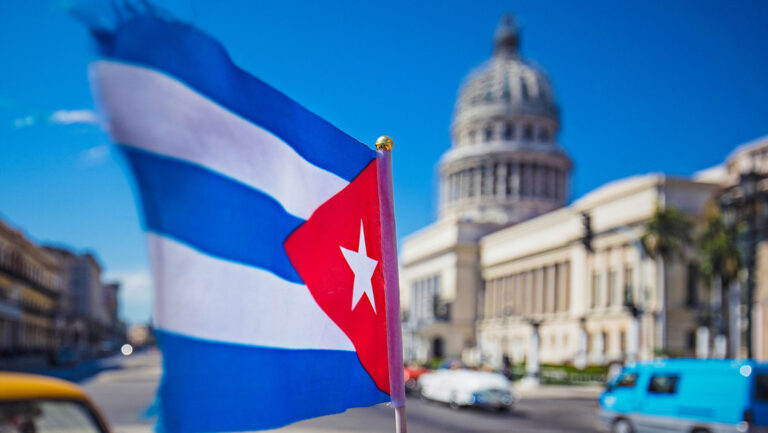China rechaza los nuevos aranceles de Trump contra proveedores de petróleo a Cuba
