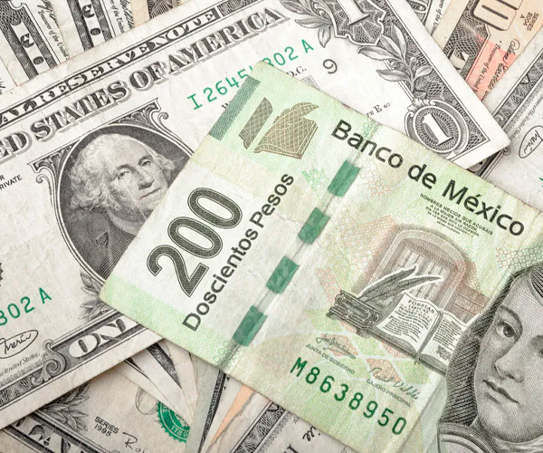 Peso mexicano retrocede ante la fortaleza del dólar estadounidense.