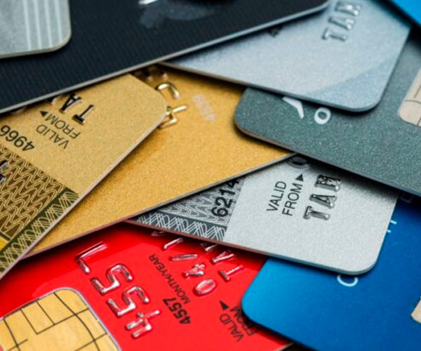 Trump propone tope del 10% a tasas de interés en tarjetas de crédito por un año.