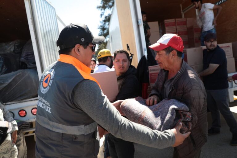 Caravana Abrigando Corazones lleva alivio a Huayacocotla: mil 621 despensas y 3 mil 360 cobijas ante el frío intenso