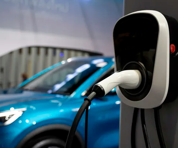 Canadá reduce arancel de 100 % a autos eléctricos chinos para relajar tensiones comerciales.
