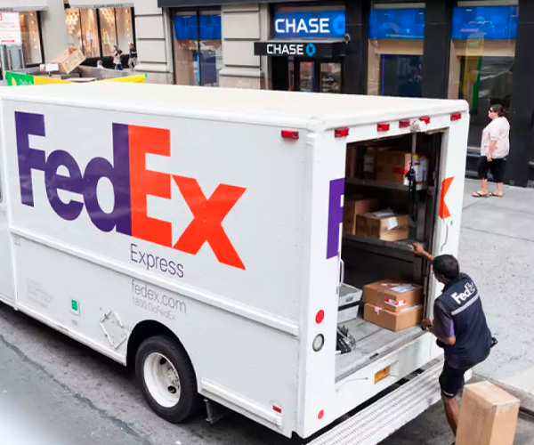FedEx demanda al gobierno de EE.UU. reembolso total de aranceles de Trump tras fallo de la Corte Suprema.
