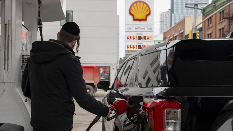 Gasolina en EE.UU. toca máximo con Trump por conflicto con Irán