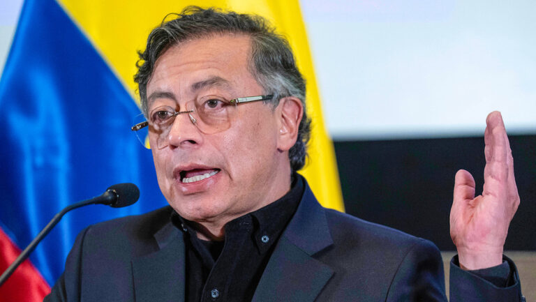 Petro advierte que la “mano dura” de Bukele podría “reventar” en el futuro