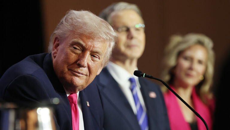 Trump anuncia que EE.UU. excavará y removerá el uranio enriquecido de Irán