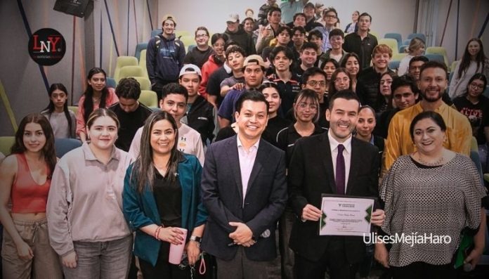 Ulises Mejía lleva a universitarios zacatecanos las claves del emprendimiento y la economía digital
