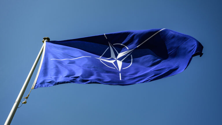 España rechaza acciones militares de la OTAN en Oriente Medio