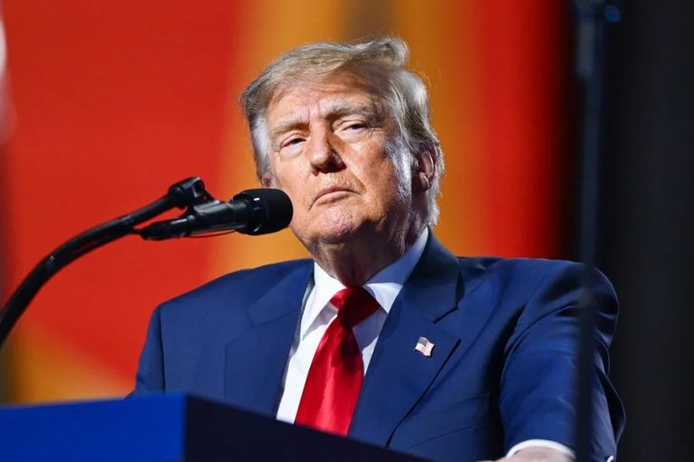 A Trump se le acabó el berrinche: un juez lo obliga a devolverle los juguetes a la prensa