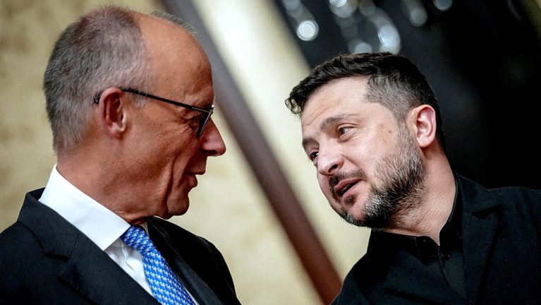 Merz enfrenta desplome de popularidad en Alemania mientras mantiene mayor respaldo en Ucrania