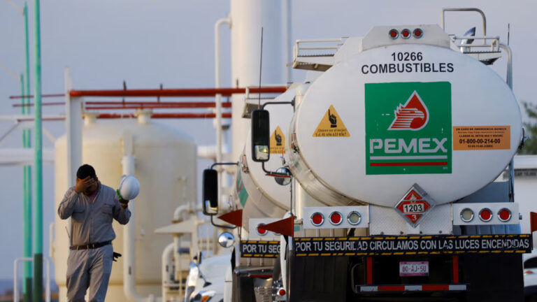 Exportaciones de crudo de Pemex caen 44.8% y alcanzan su menor nivel desde los años 80
