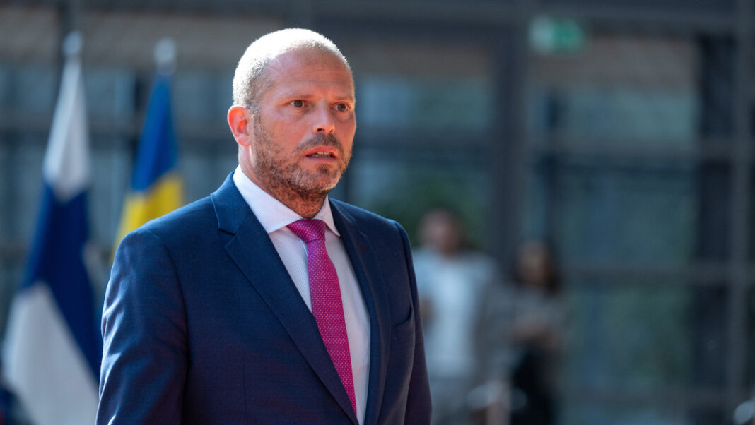 69023999e9ff7128884d6a25