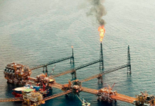 Petróleo se dispara más de 5% y bolsas globales retroceden por ataques a Irán.