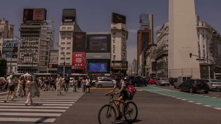 La economía argentina se desploma como castillo de naipes, pero Milei jura que es un rascacielos
