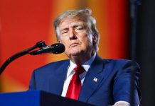 A Trump se le acabó el berrinche: un juez lo obliga a devolverle los juguetes a la prensa